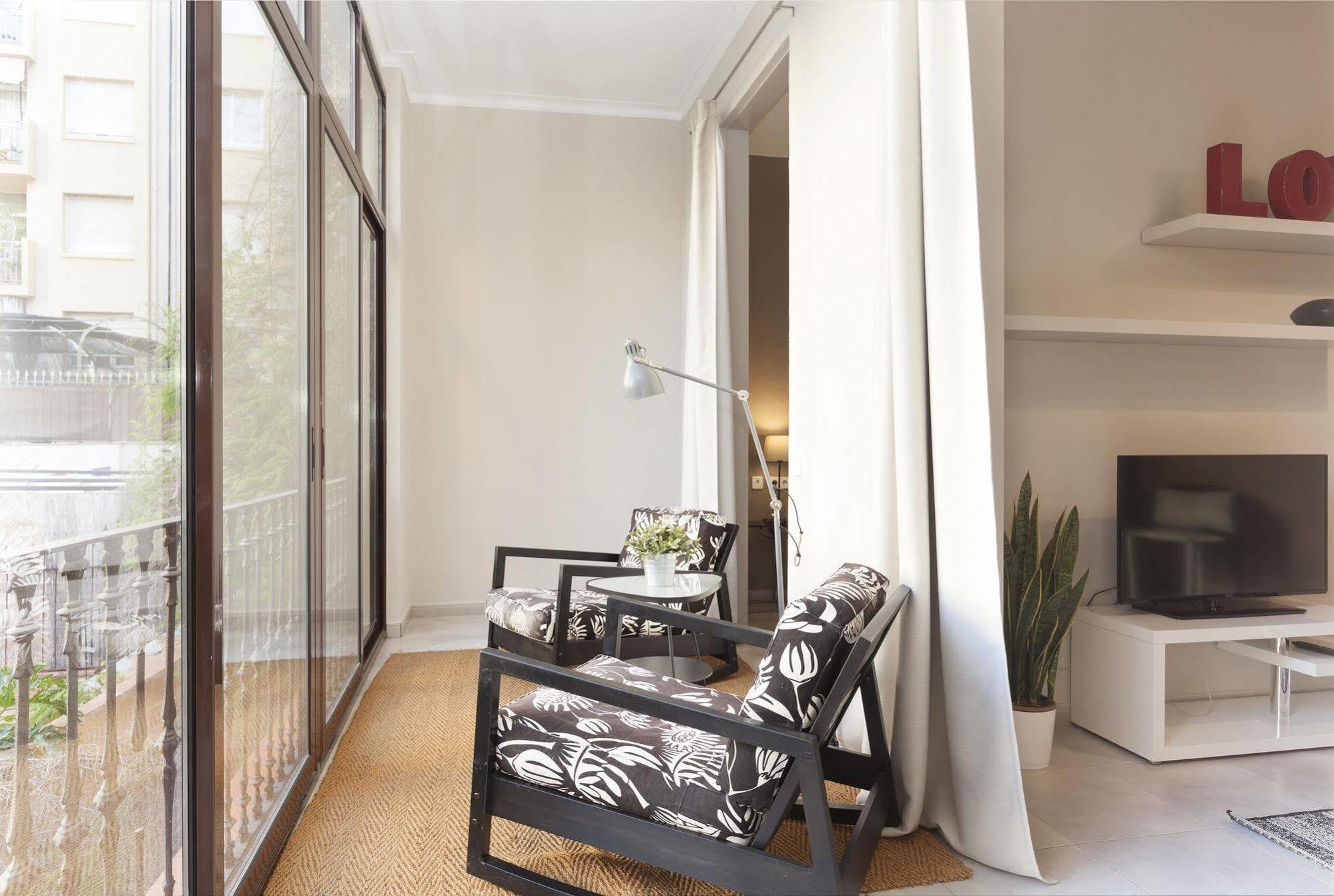 Easy Sleep Gaudi Terrace Apartment Barcelona Bagian luar foto