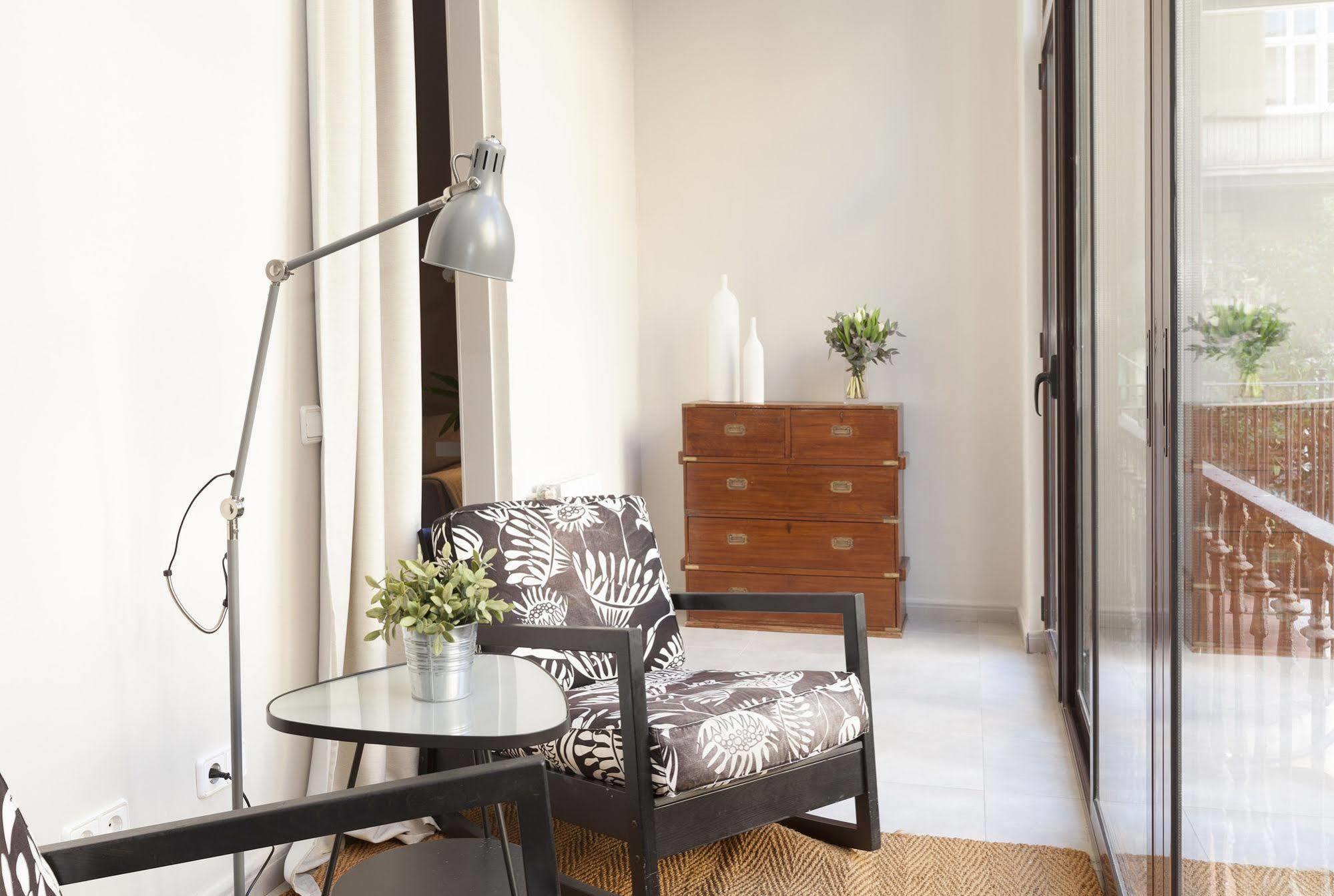 Easy Sleep Gaudi Terrace Apartment Barcelona Bagian luar foto