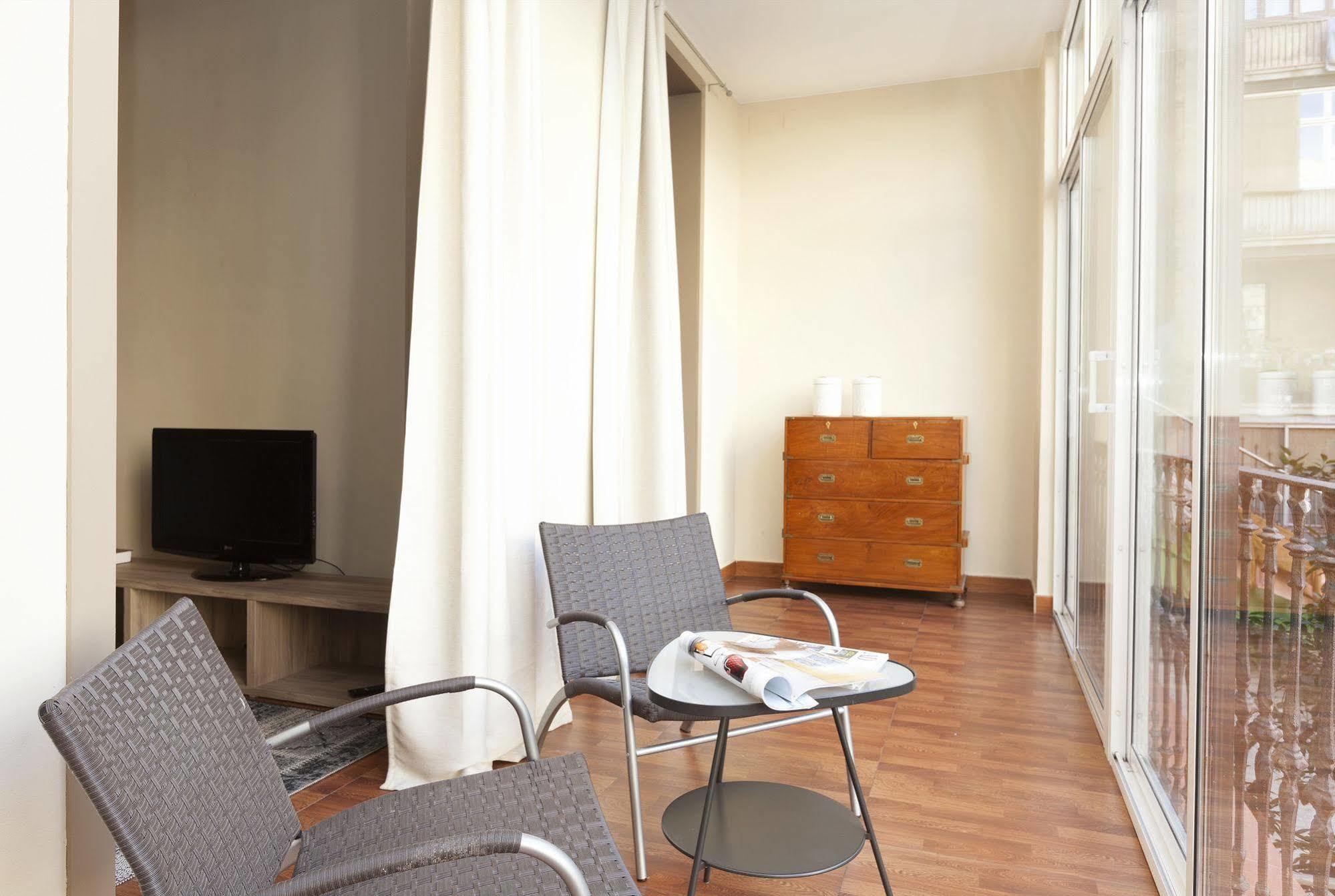 Easy Sleep Gaudi Terrace Apartment Barcelona Bagian luar foto