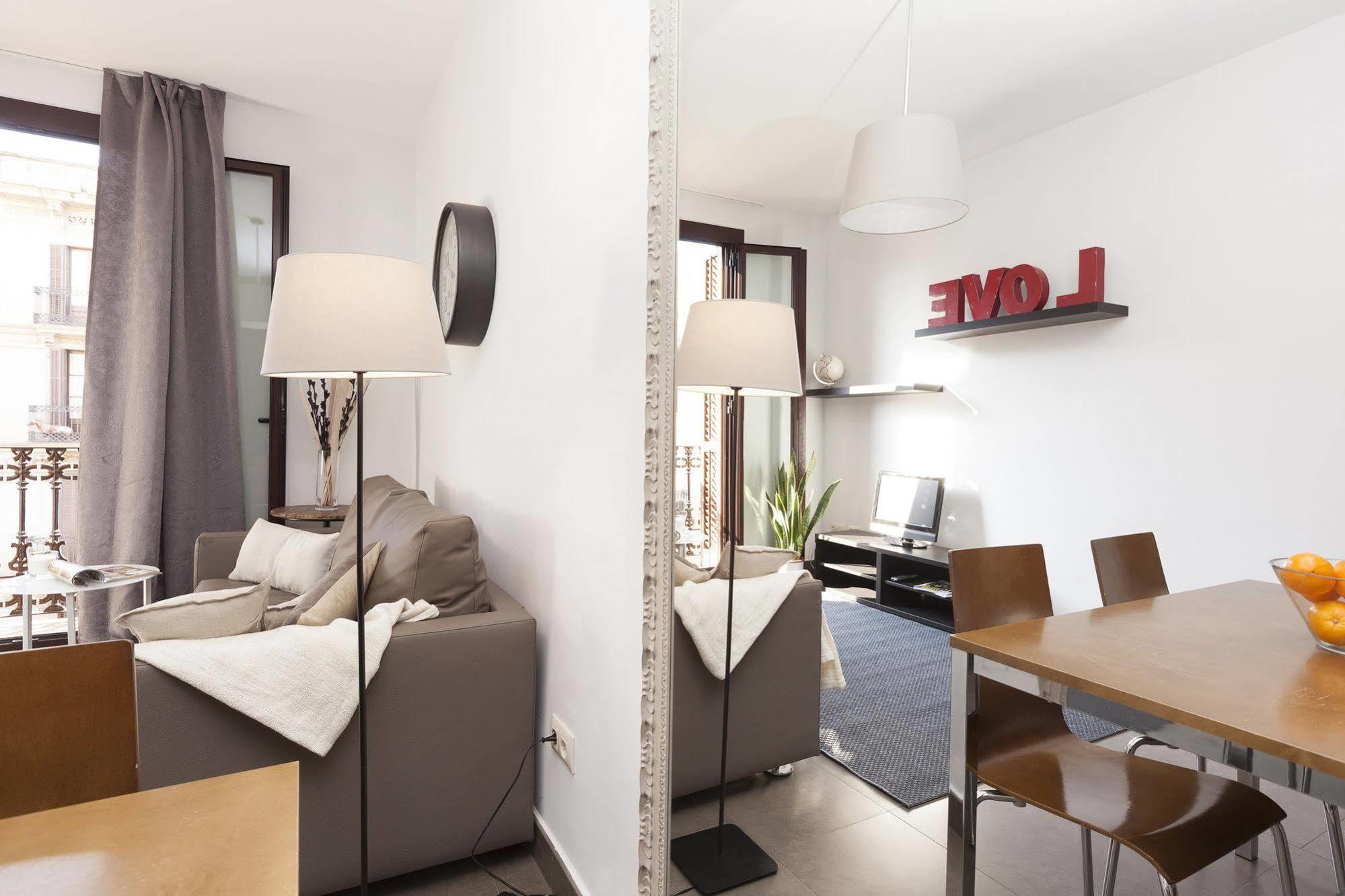 Easy Sleep Gaudi Terrace Apartment Barcelona Bagian luar foto