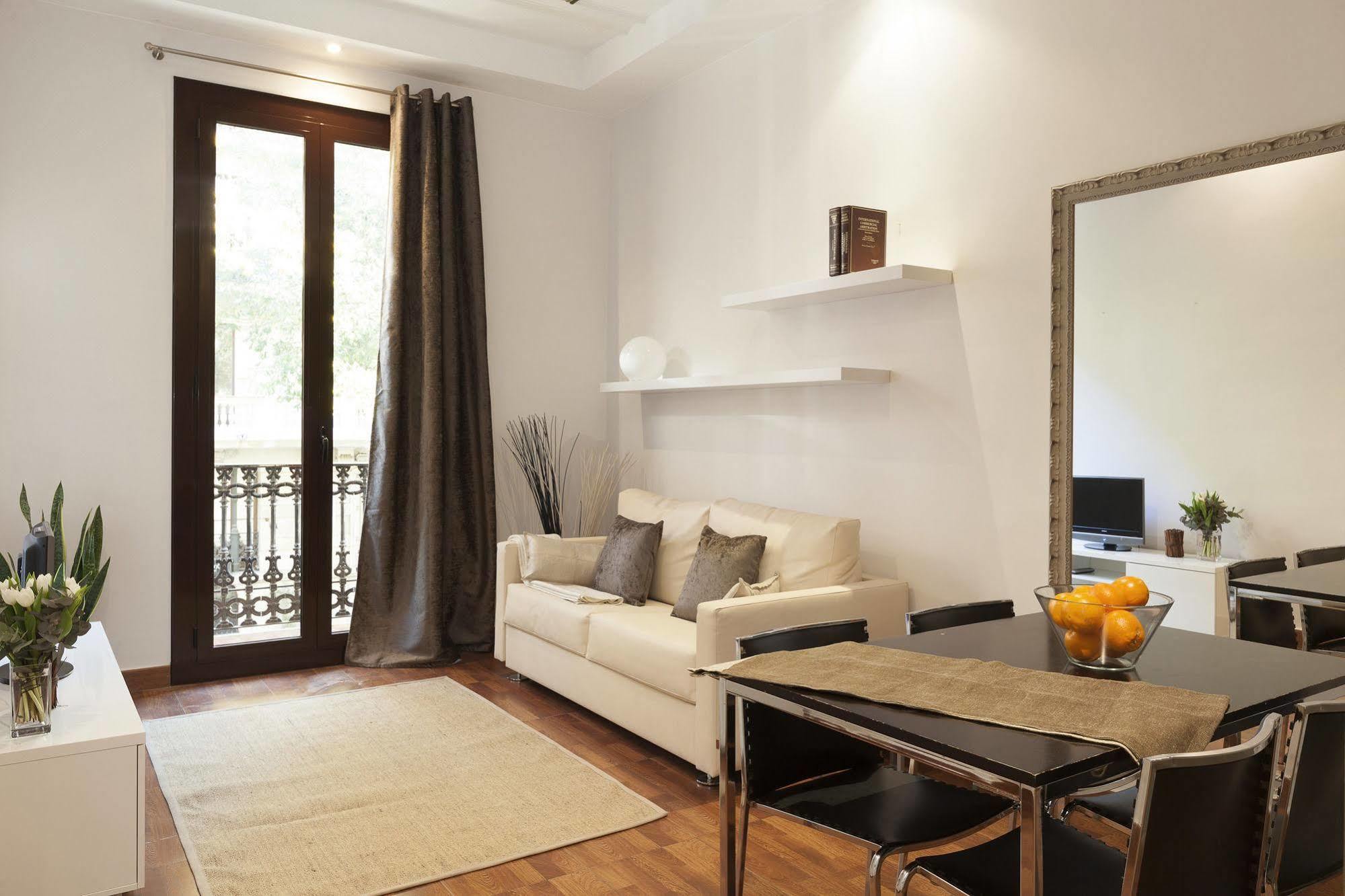 Easy Sleep Gaudi Terrace Apartment Barcelona Bagian luar foto