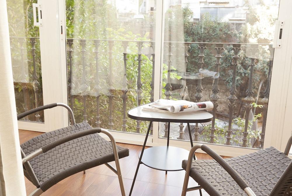Easy Sleep Gaudi Terrace Apartment Barcelona Bagian luar foto
